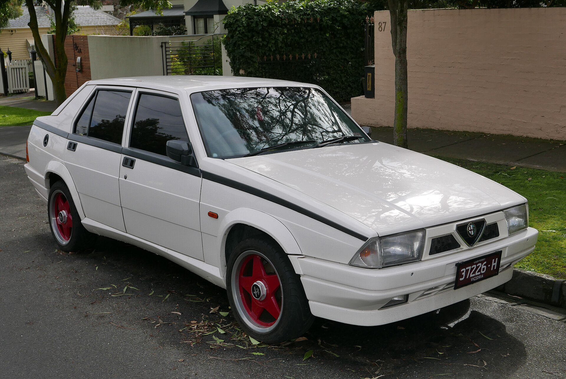 Alfa Romeo 75 3.0 V6 mit Cressoni-Karosserie und Transaxle