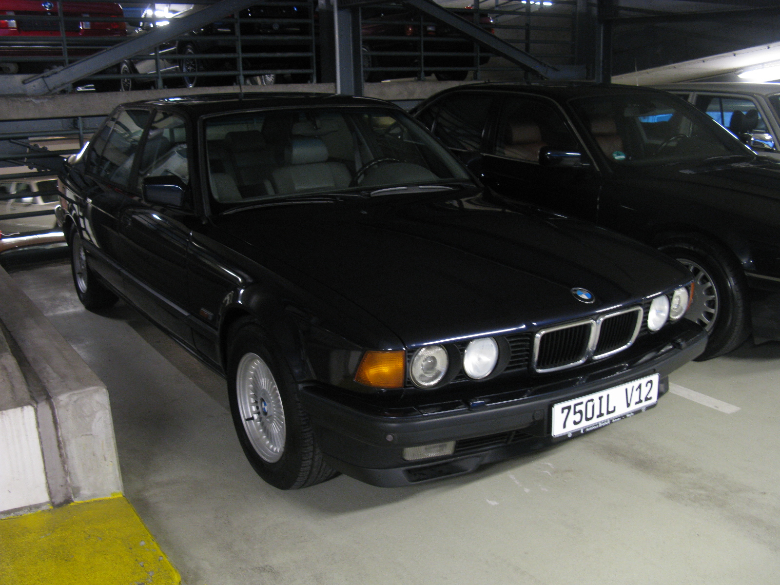 BMW E32 7er, zweite 7er-Generation mit erstem V12