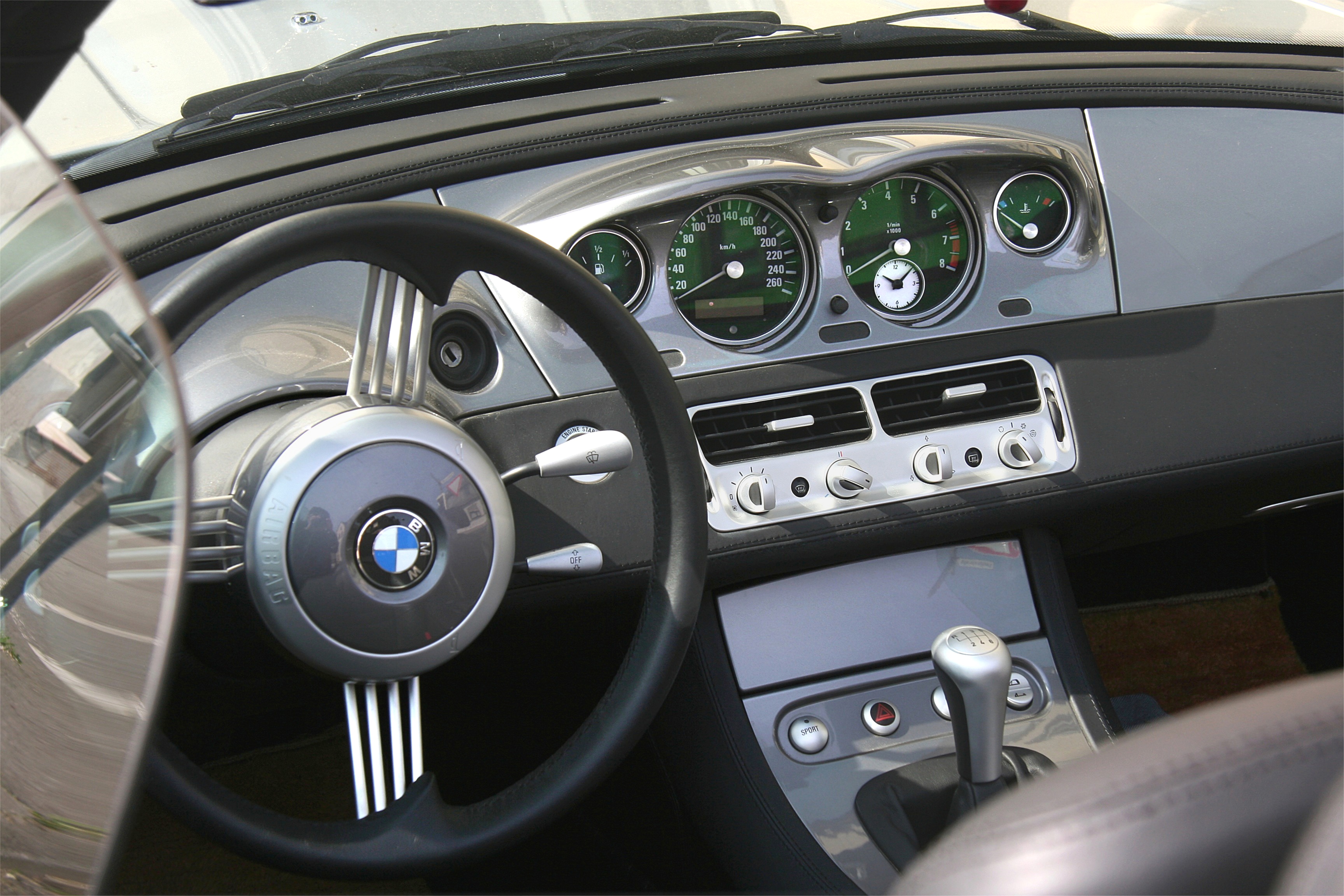 BMW Z8, Bond-Roadster mit S62 V8