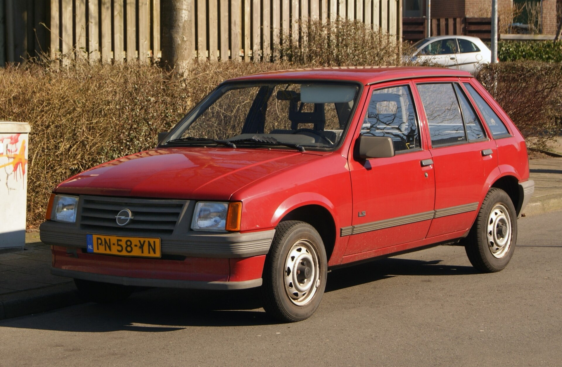 Opel Corsa A in Rot, Dreiviertelansicht