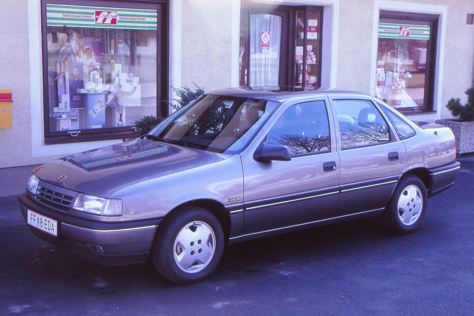 Opel Vectra A GSi in Sportrot