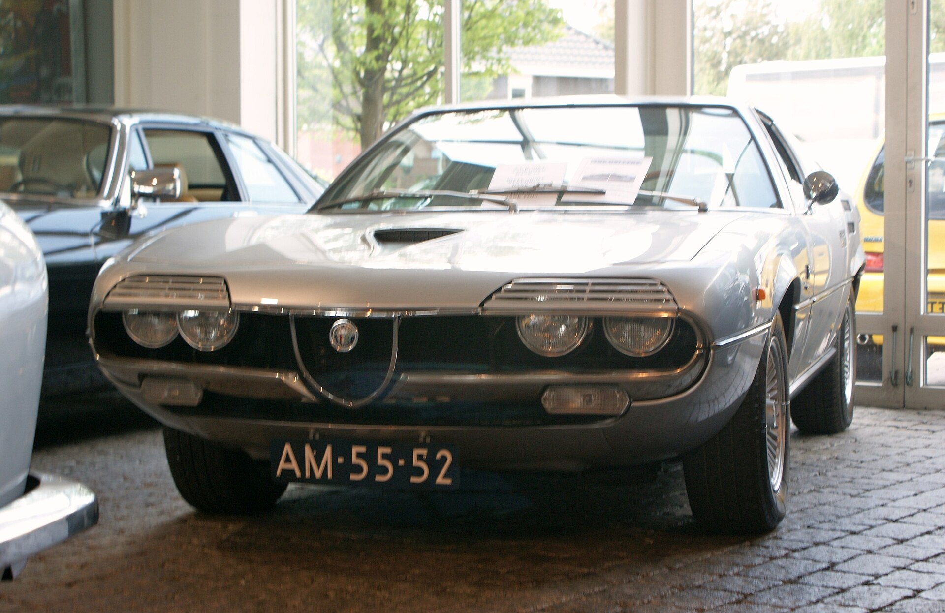 Alfa Romeo Montreal V8 Bertone-Coupé mit Klappscheinwerfer-Lamellen