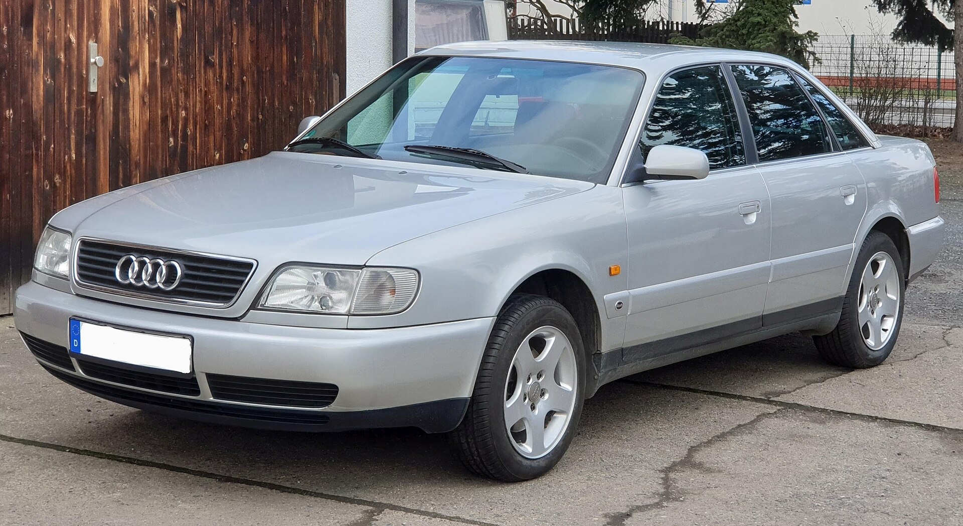 Audi A6 (C4) Limousine, klassische Aufnahme aus Wikimedia Commons
