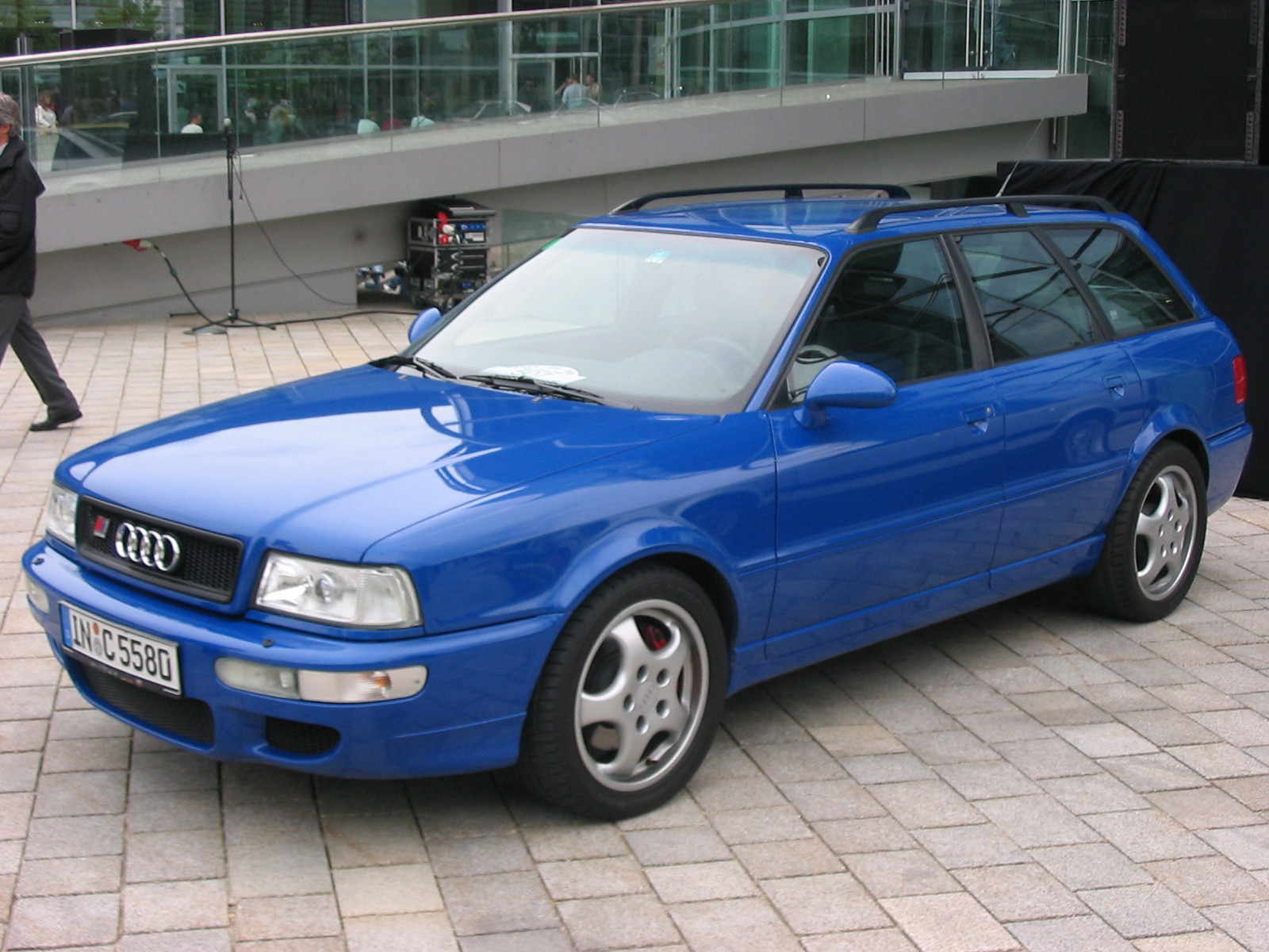 Audi RS2 Avant in Nogaro-Blau, Porsche-veredelter 2.2-Liter-Turbo-Fünfzylinder mit 315 PS und permanent Allradantrieb