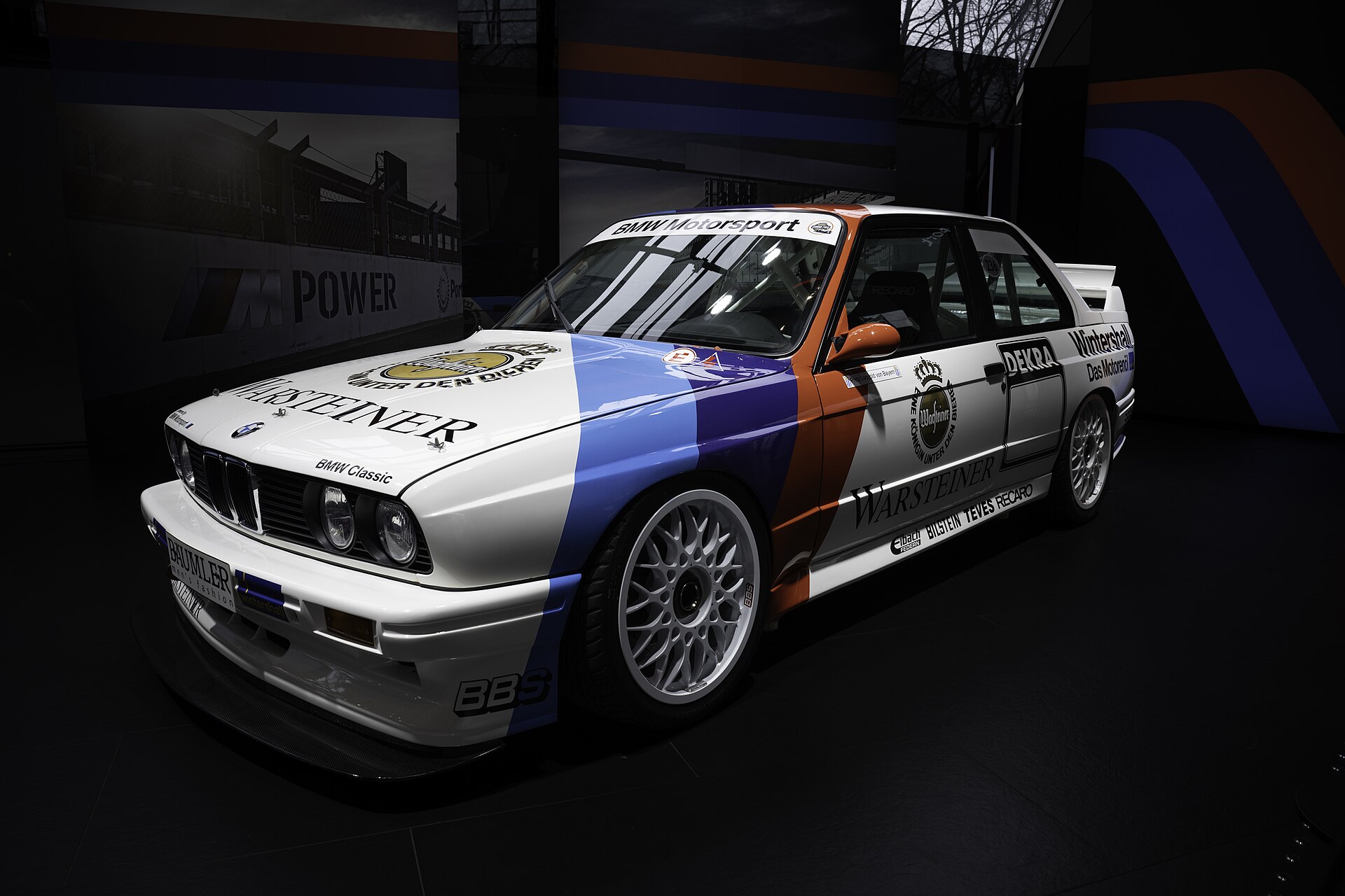 BMW E30 M3 Frontansicht, typische M3-Kotflügelverbreiterung, Heckspoiler und Sport-Felgen