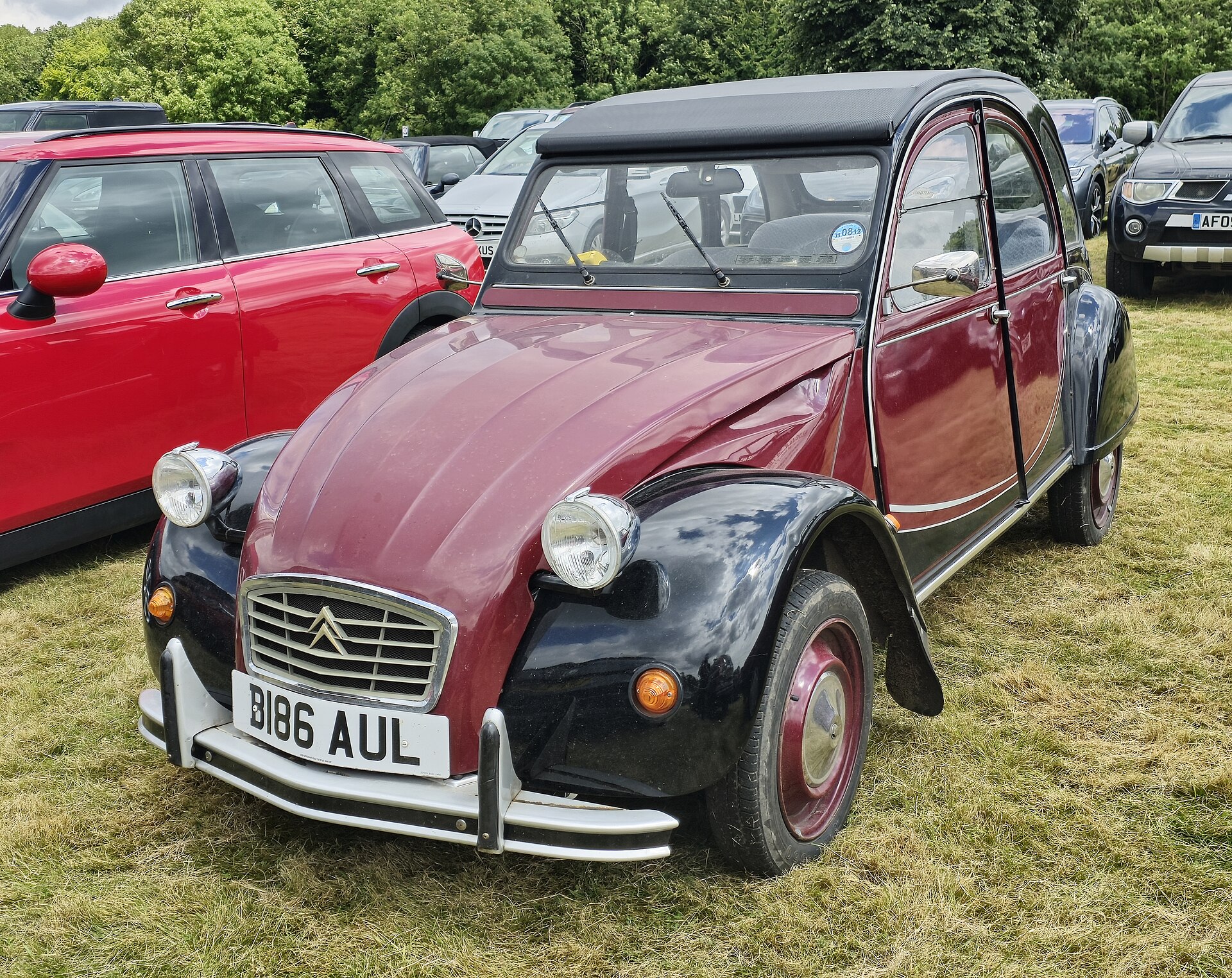 Citroën 2CV6 Dolly in Bordeaux und Schwarz, Frontansicht, Baujahr 1985
