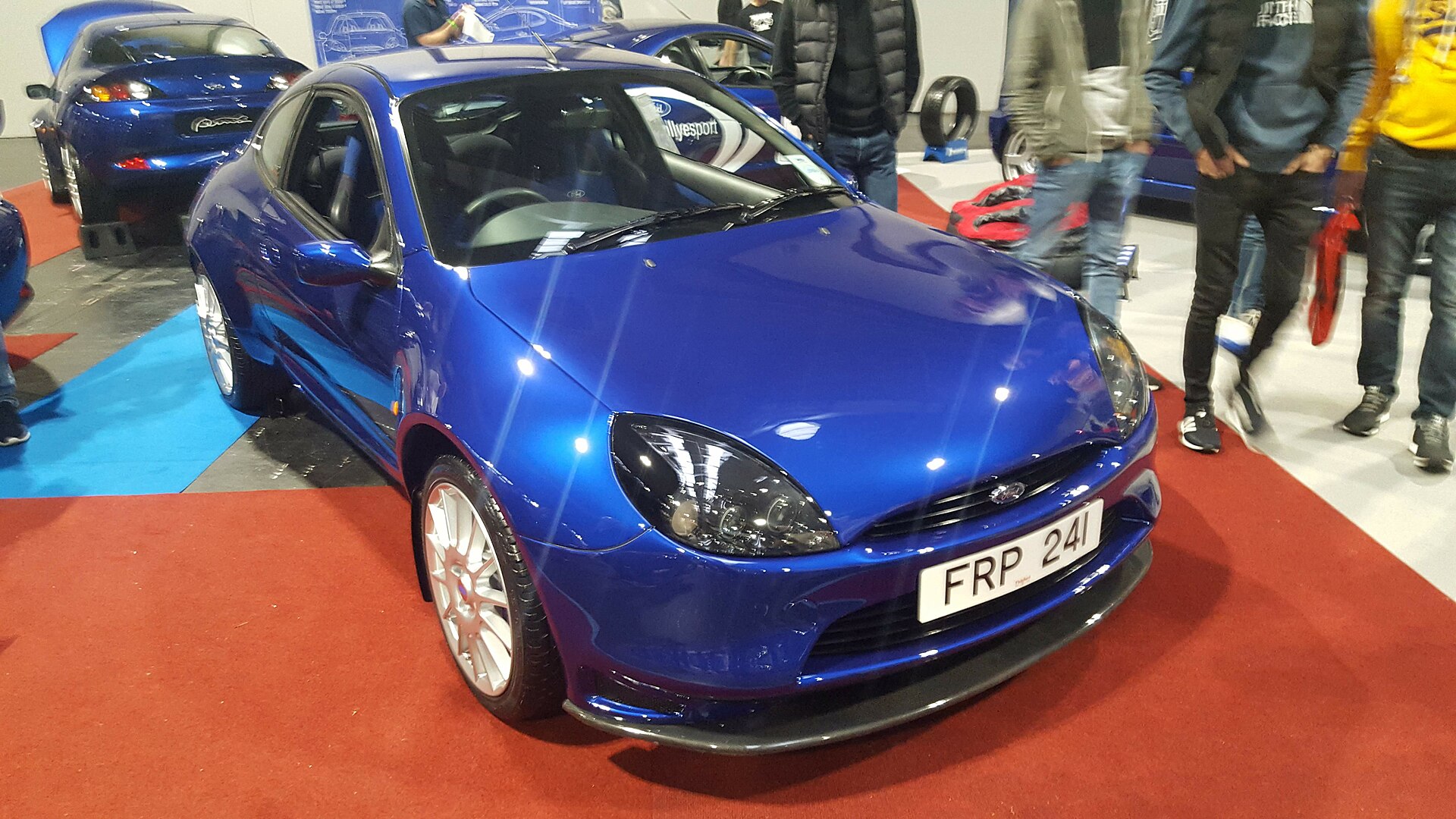 Ford Racing Puma Coupé in Imperial Blue mit Kotflügelverbreiterungen