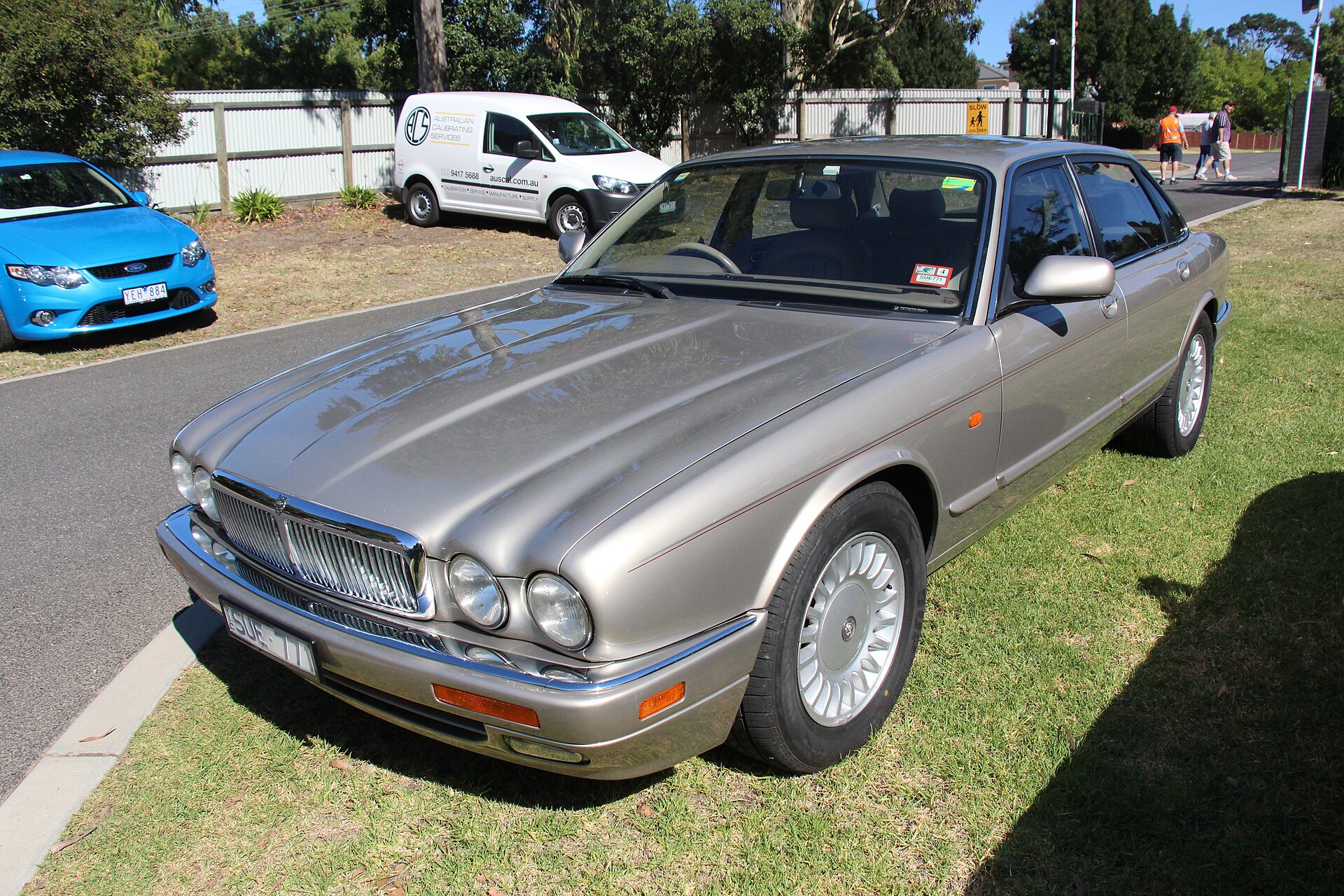 Jaguar XJ6 X300 Limousine in Silber, Frontansicht, Baujahr 1995