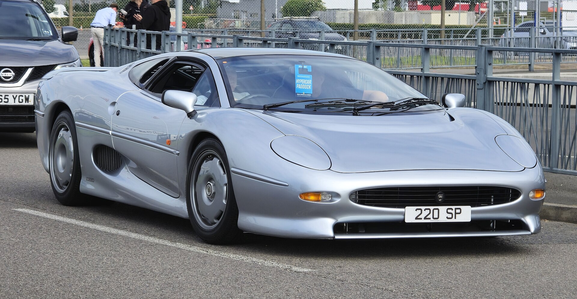 Jaguar XJ220 Supersportwagen in Silber, Frontansicht, Baujahr 1993
