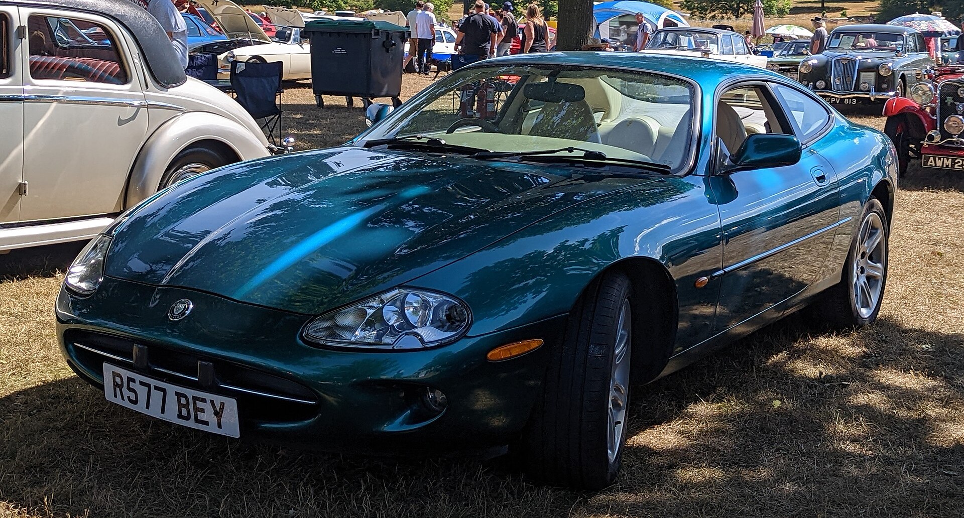 Jaguar XK8 Coupé in British Racing Green, Frontansicht, Baujahr 1998