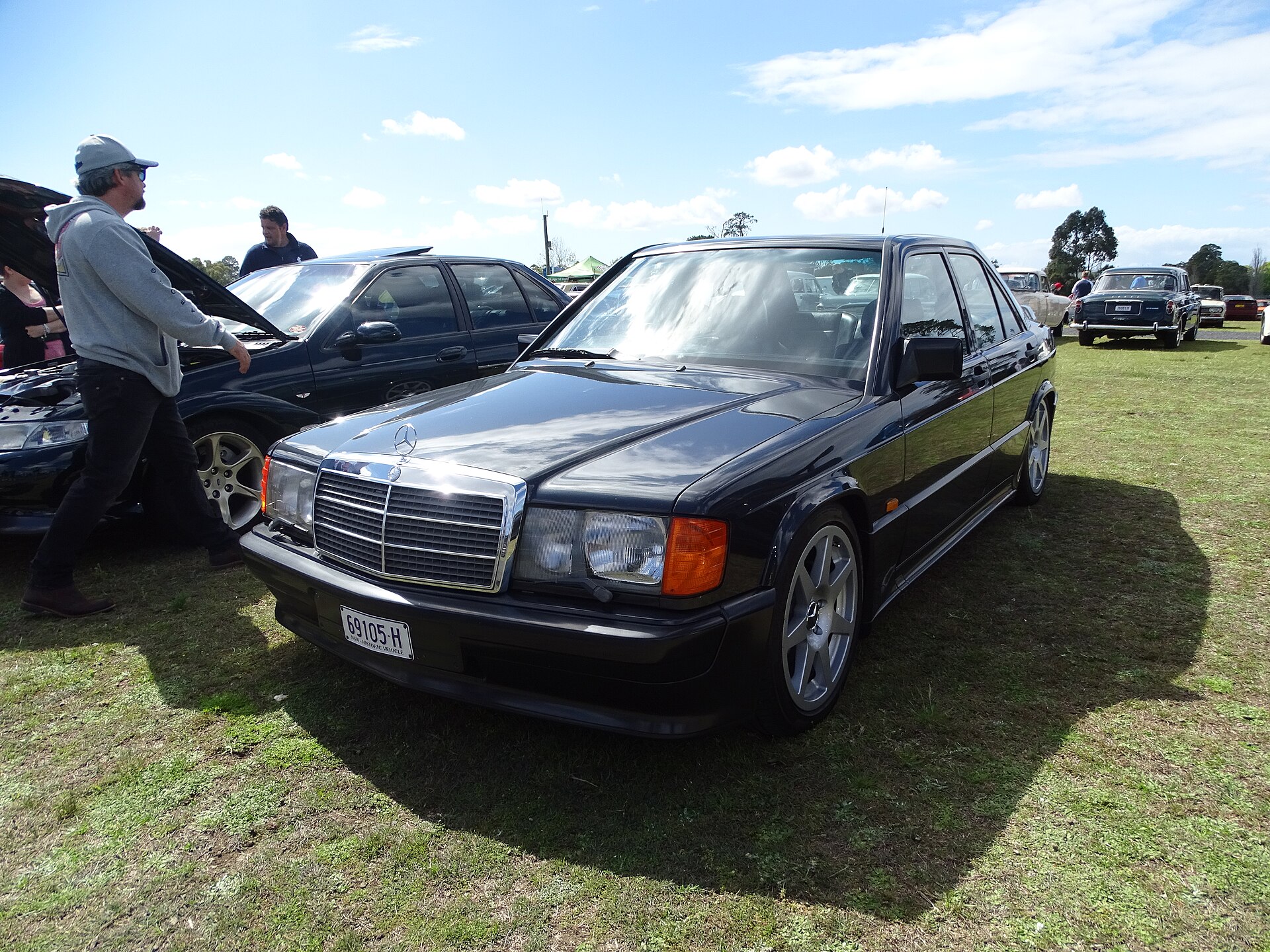 Mercedes-Benz 190E 2.3-16 Cosworth (W201) in Dunkelblau, 3/4-Frontansicht mit tiefer Frontschürze und verbreiterten Kotflügeln