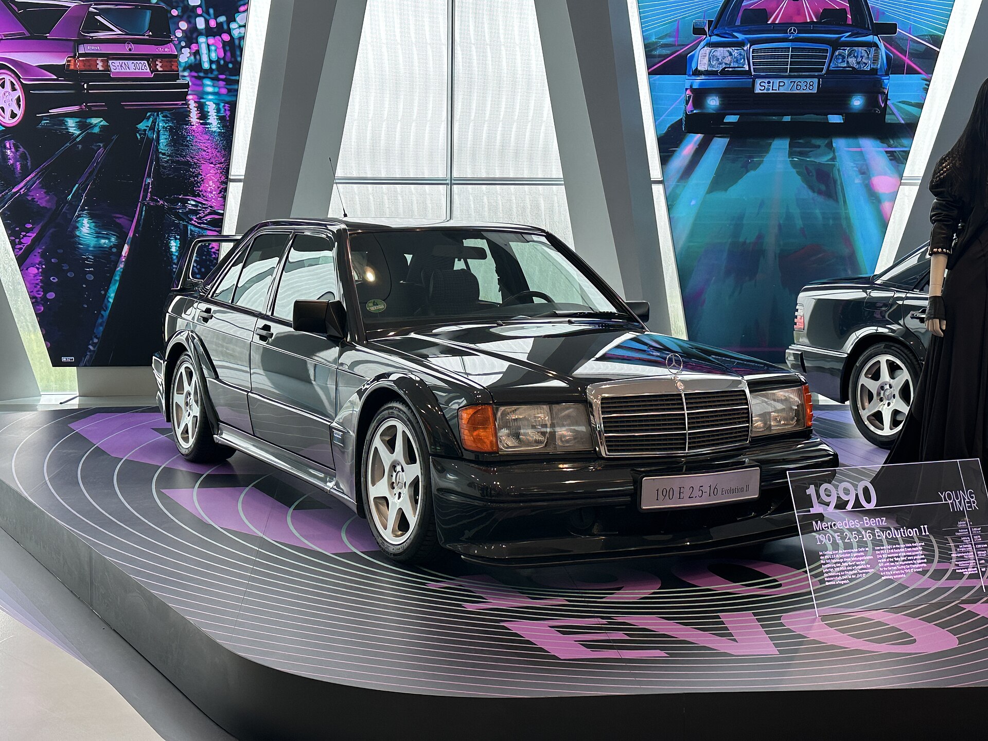 Mercedes-Benz 190E 2.5-16 Evolution II (W201) in Blauschwarz, 3/4-Frontansicht mit verbreiterten Kotflügeln und AMG-Aerodynamik