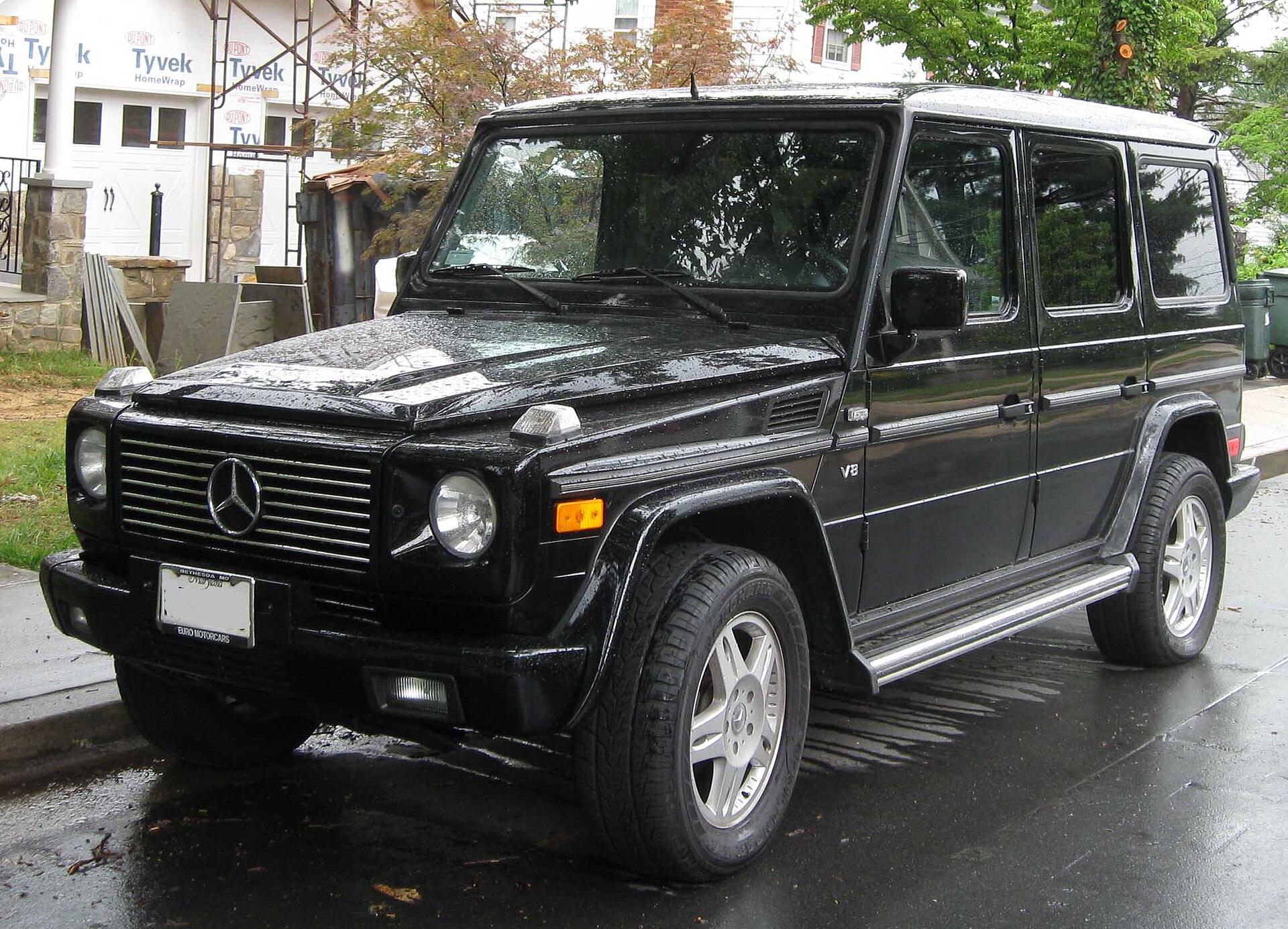 Mercedes-Benz G 500 (W463) in Schwarz mit Chrom-Kühlergrill und Alurädern, Front-Seitenansicht der Komfort-G der zweiten Generation