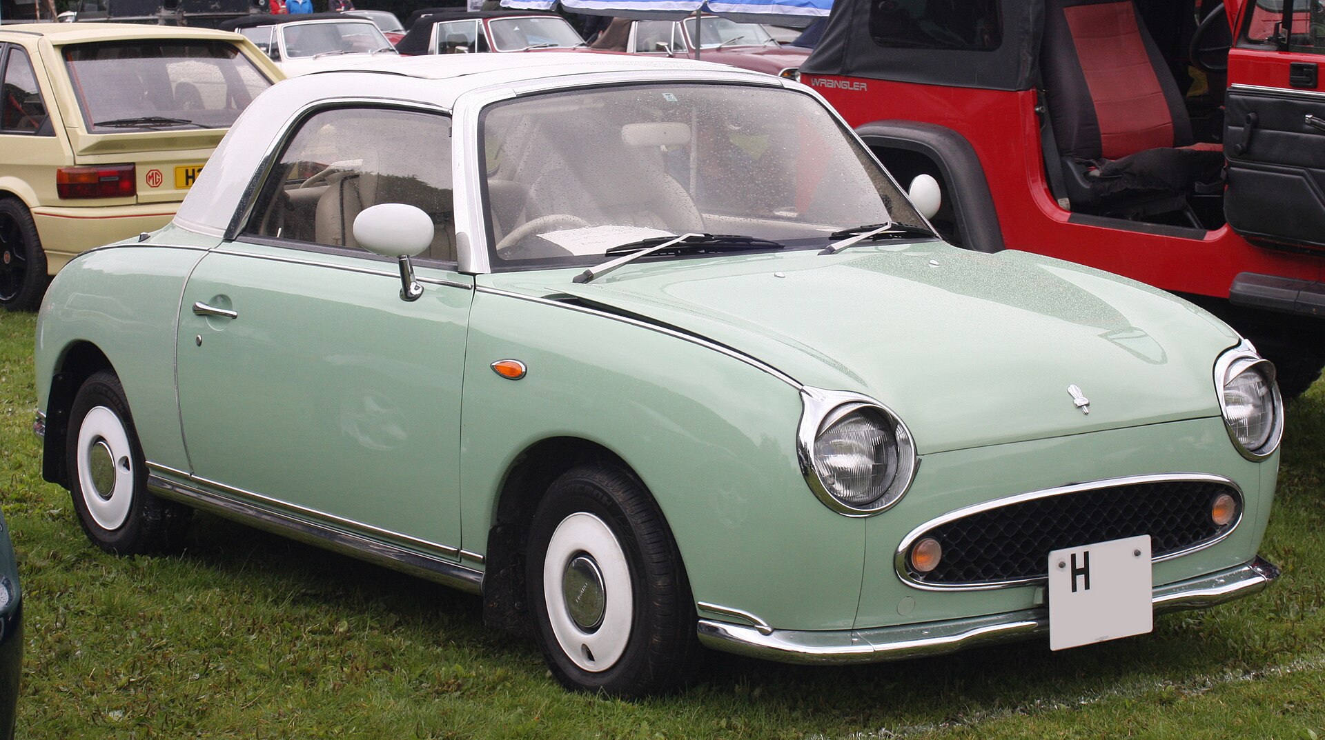 Nissan Figaro in Emerald Green mit weißem Dach, Frontansicht, Baujahr 1991