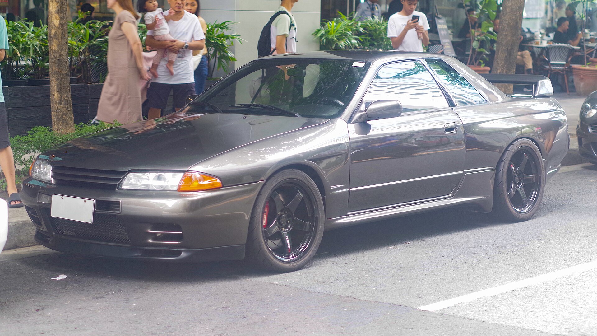 Nissan Skyline GT-R R32 in Gun Grey Metallic, Seitenansicht