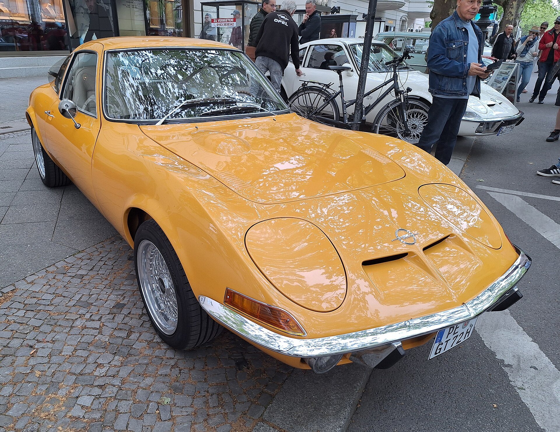 Opel GT Coupé mit charakteristischen Klappscheinwerfern