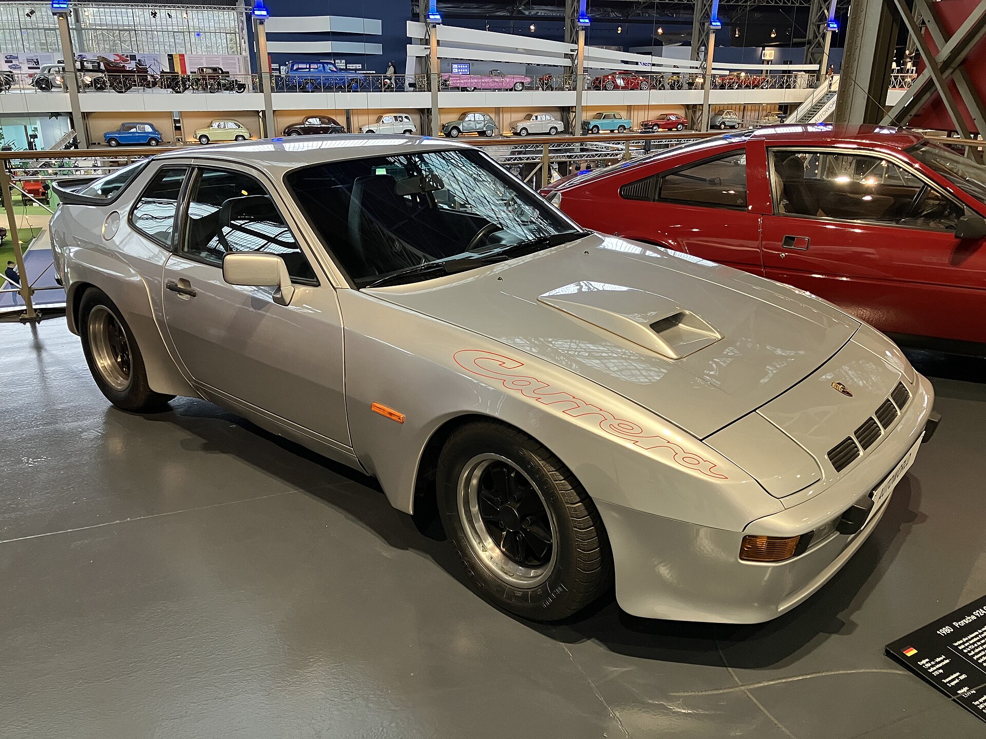 Porsche 924 Carrera GT Coupé mit Kotflügelverbreiterungen und Lufthutze
