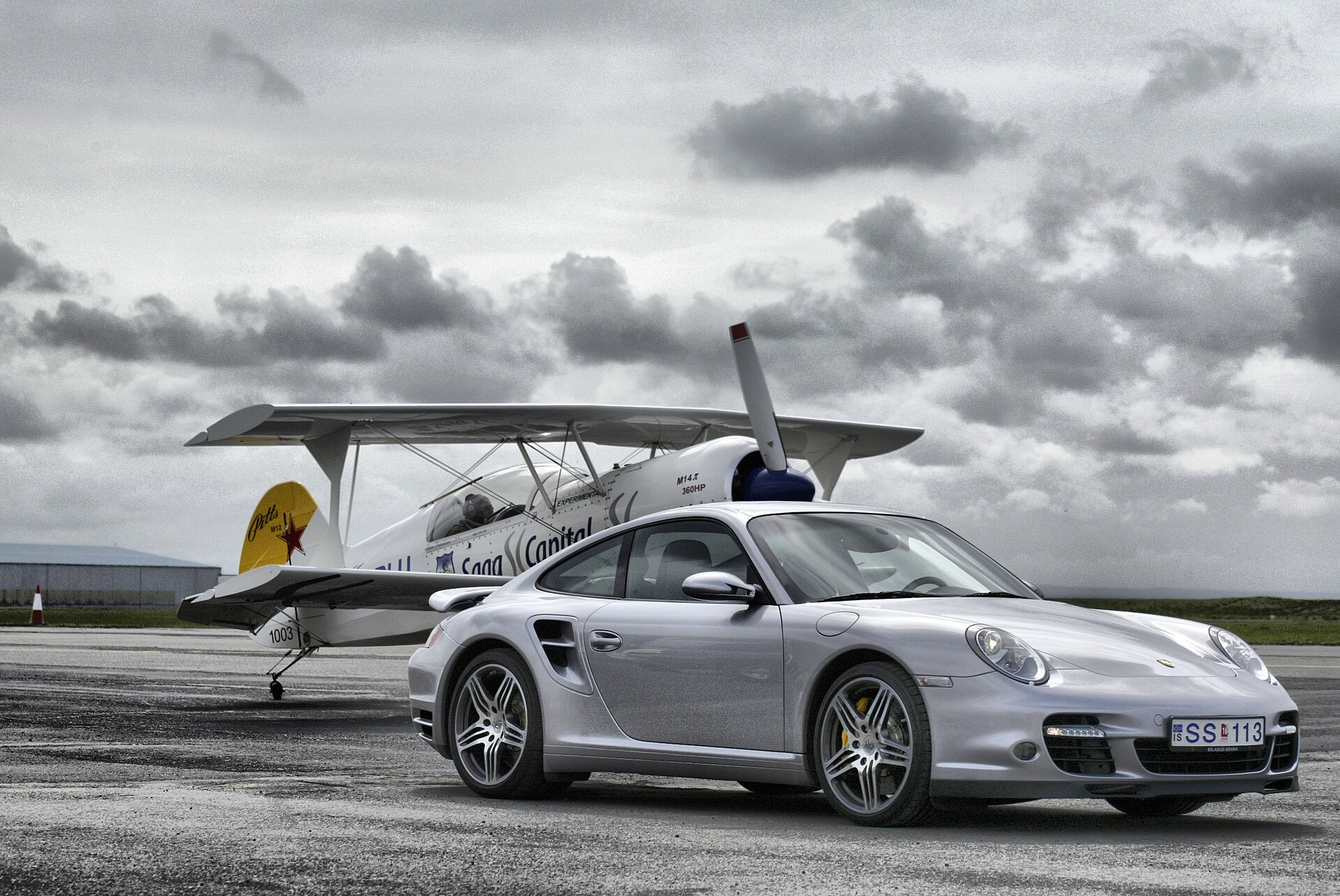 Porsche 997 Turbo Coupé in Silber, Allrad-Supersportler mit Mezger-Motor