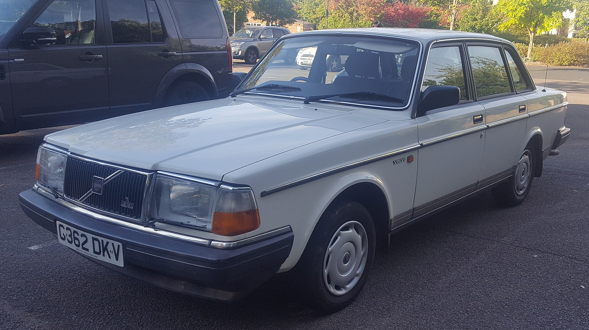 Volvo 240 GL Limousine in Weiß, Frontansicht, Baujahr 1990