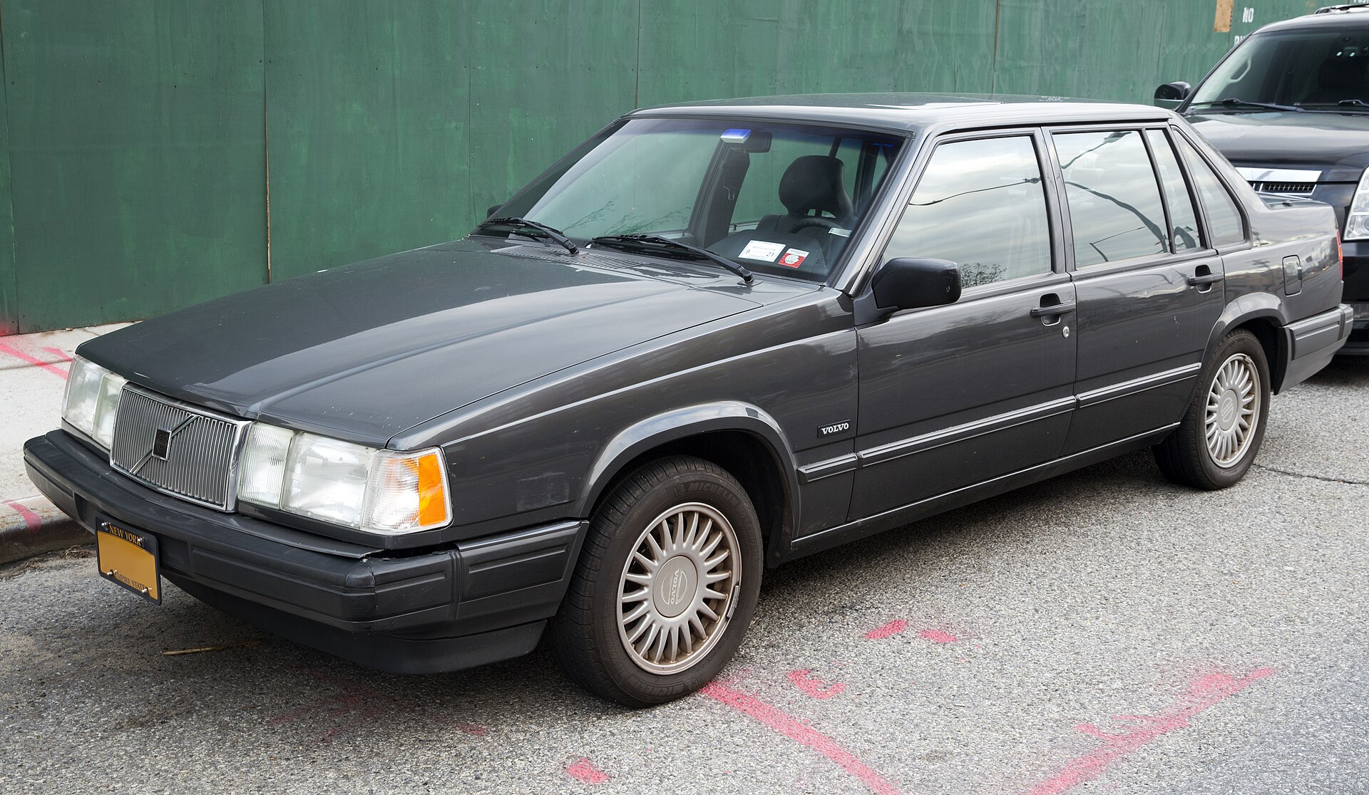 Volvo 940 GL Limousine in Grau, Frontansicht von links, Baujahr 1992