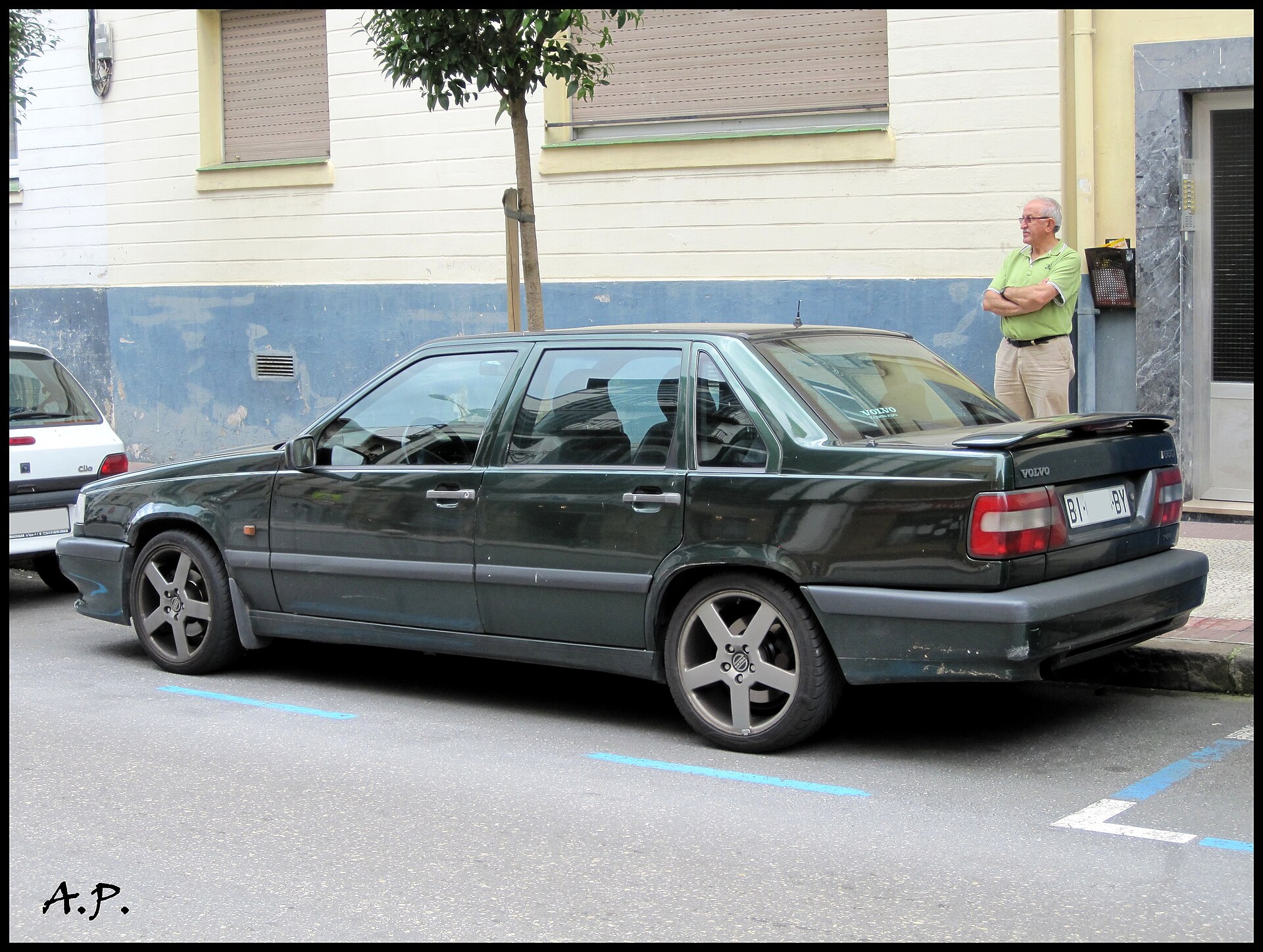 Volvo 850 T-5R Limousine in Dunkelgrün, Heckansicht von der Seite