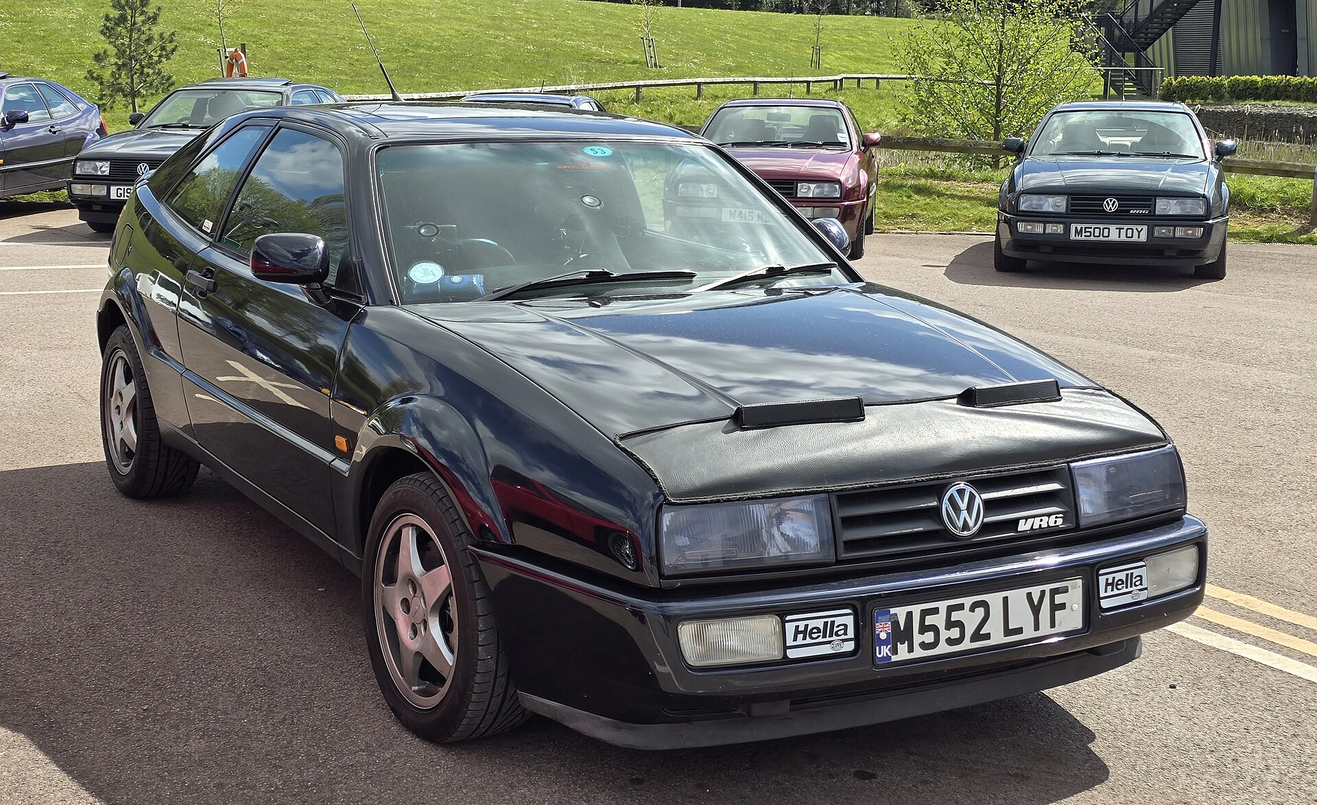 Schwarzer VW Corrado VR6 in der Frontansicht mit VR6-Emblem am Grill und BBS-Felgen