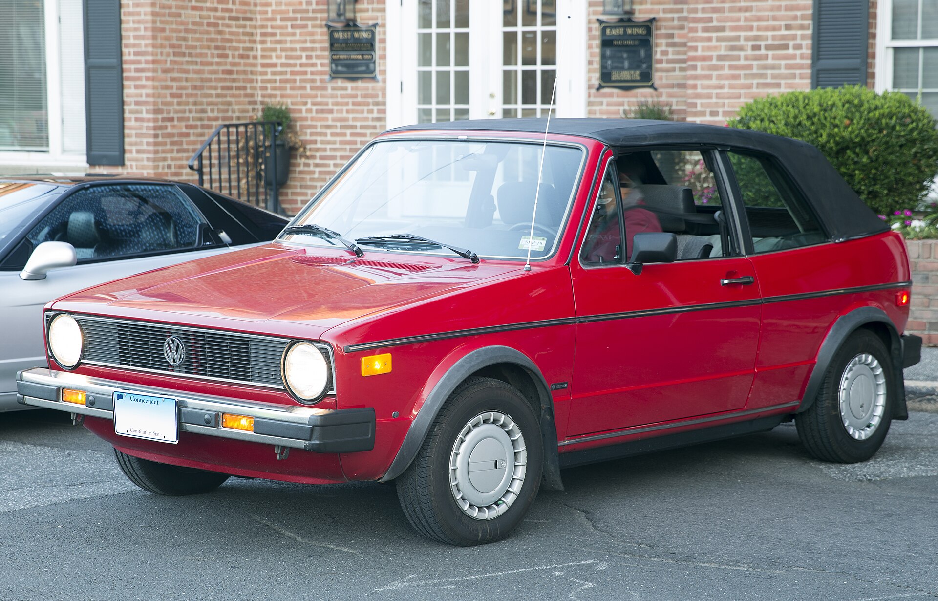 VW Golf I Cabriolet Karmann mit charakteristischem Überrollbügel