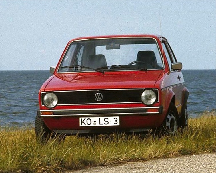 VW Golf Mk1 GTI Baujahr 1983, Hot-Hatch-Pionier mit ikonischem roten Kühlergrill-Streifen