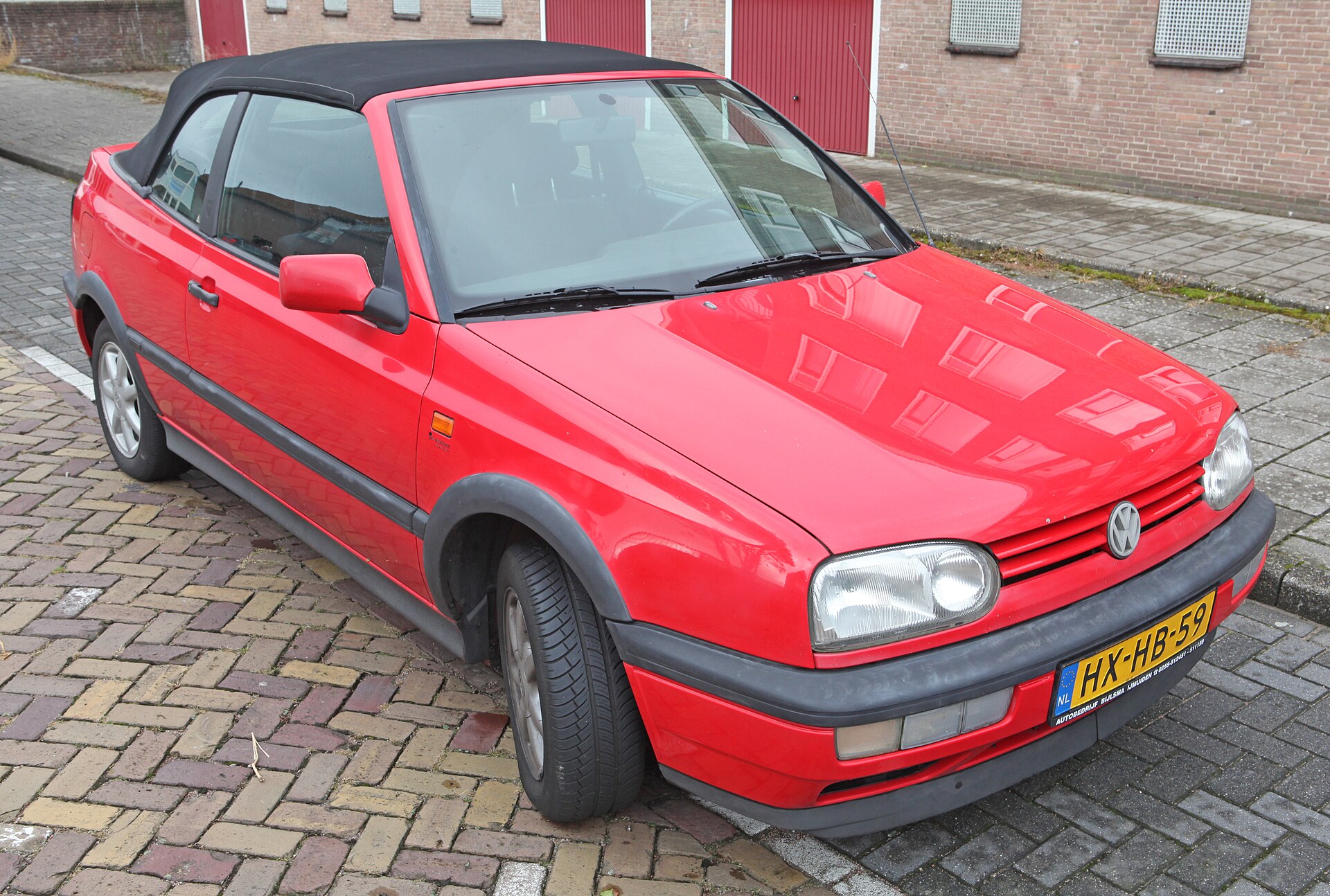 VW Golf III Cabriolet mit modernem integriertem Überrollbügel