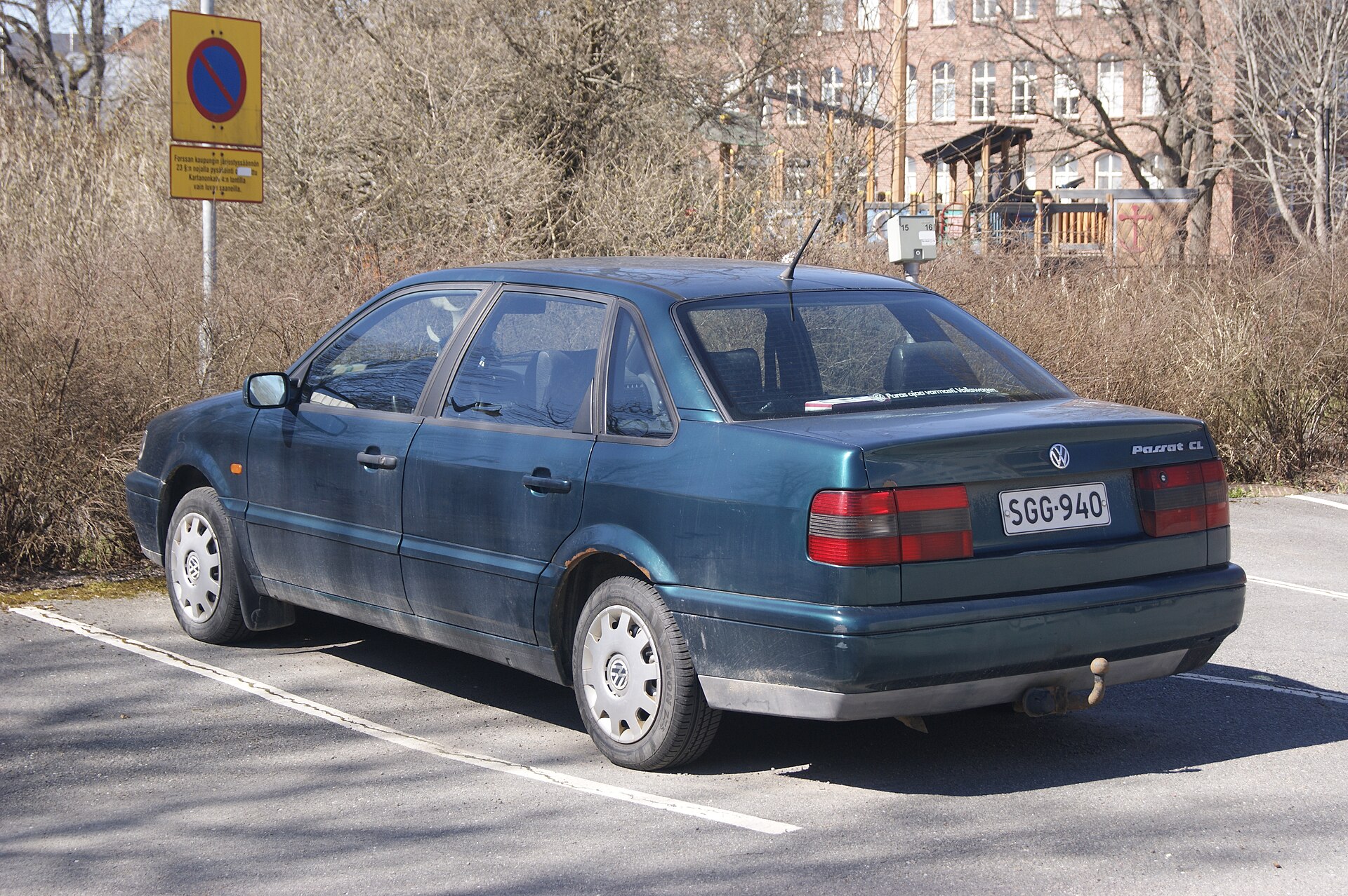VW Passat B4 Limousine in 90er-Jahre-Aufnahme