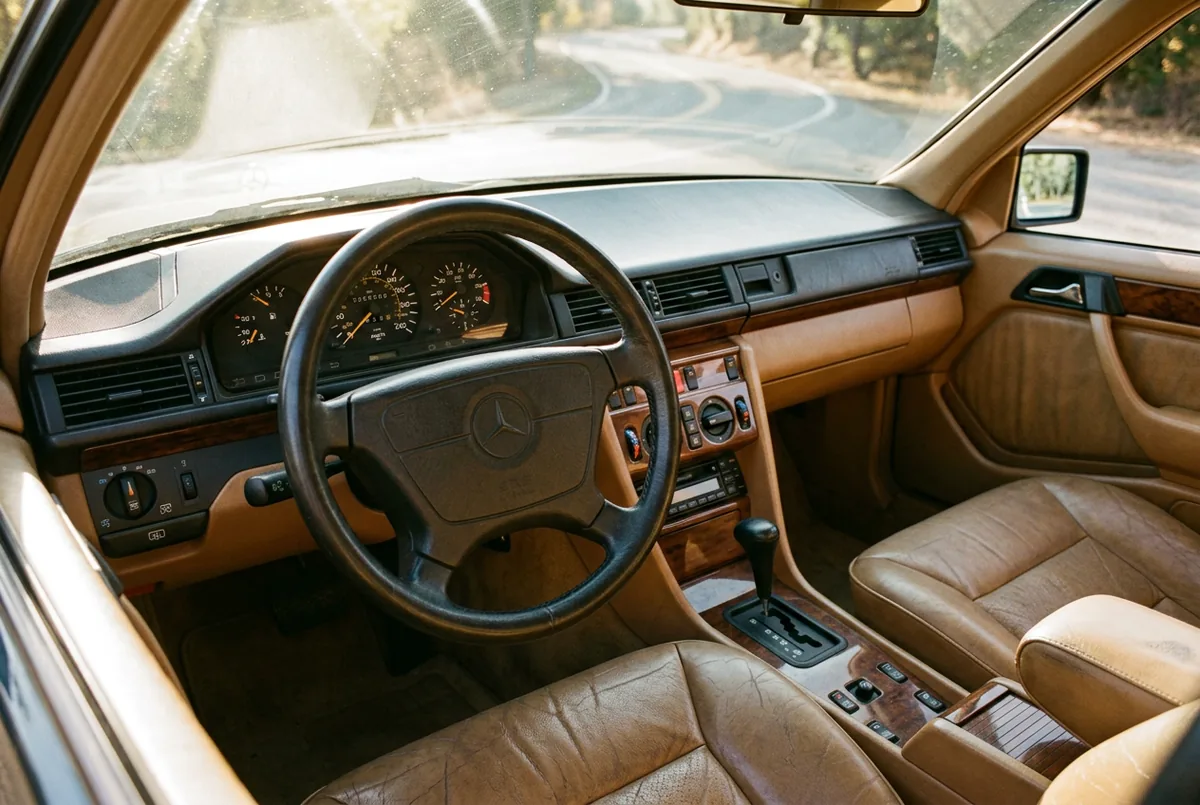 Interieur eines 90er-Klassikers mit Lederausstattung