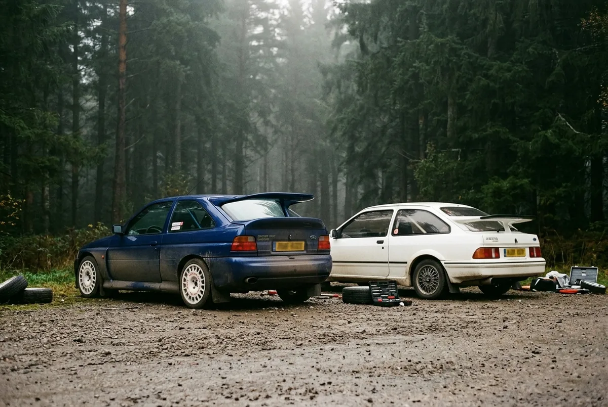 Ford Escort RS Cosworth und Sierra RS Cosworth im Rallye-Servicepark